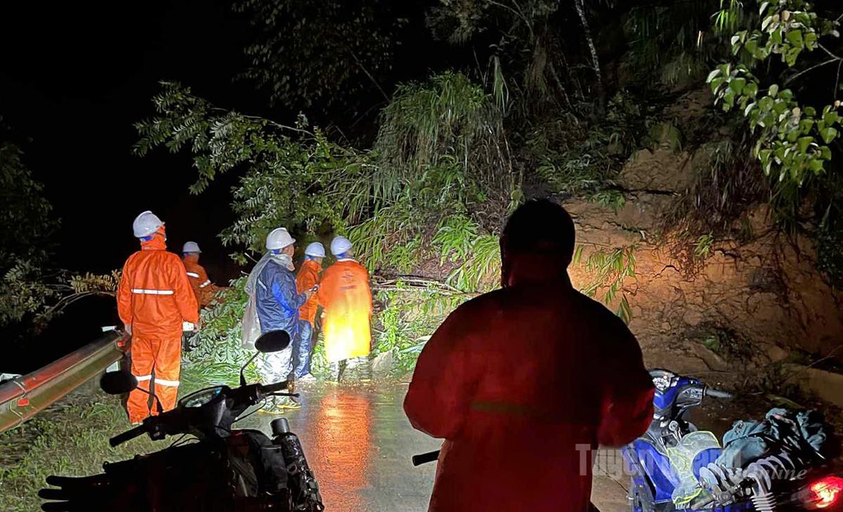 Mưa lớn đã gây ra sạt lở trên tuyến đường từ trung tâm xã Xín Mần xuống Km30, Tỉnh lộ 177, khiến các phương tiện không thể lưu thông. Ảnh chụp lúc 23h