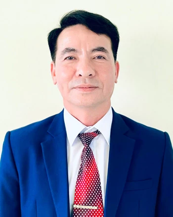 Thầy 
Tạ Văn Trung, Bí thư 
Đảng bộ, 
Hiệu trưởng Trường TH & THCS 
Hợp Hòa, 
xã Tân Thanh.