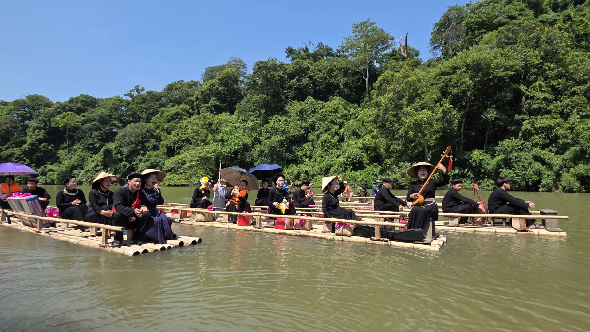 The wedding procession travels across Na Nua Lake.