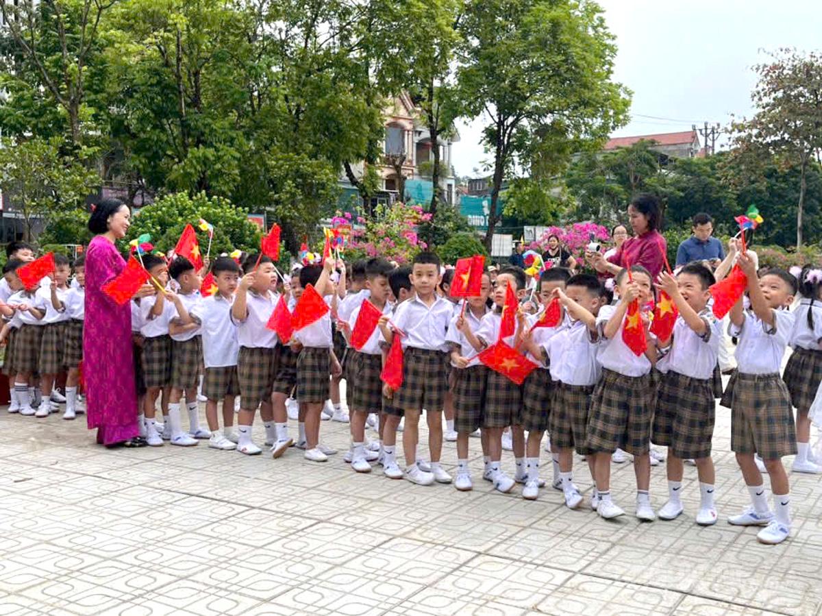 Niềm vui của các em học sinh lớp 1, Trường Tiểu học Hồng Thái trong ngày khai giảng. Ảnh: Thuỳ Lê
