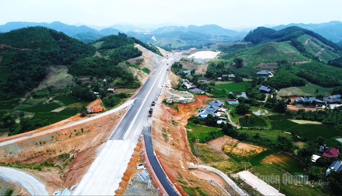 Cao tốc Tuyên Quang - Hà Giang dần hoàn thiện, tạo động lực mới cho kinh tế - xã hội của tỉnh.
                                               Ảnh: Quốc Việt