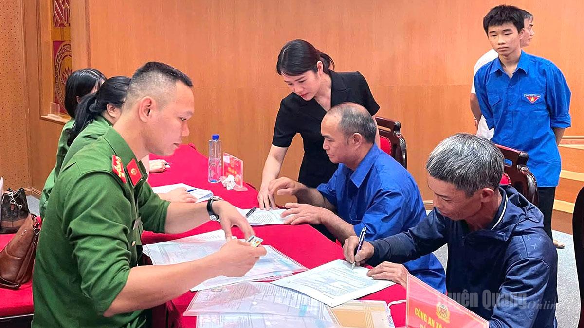Lực lượng Công an xã 
Pà Vầy Sủ phối hợp 
thu nhận mẫu ADN 
phục vụ công tác 
xác định danh tính.