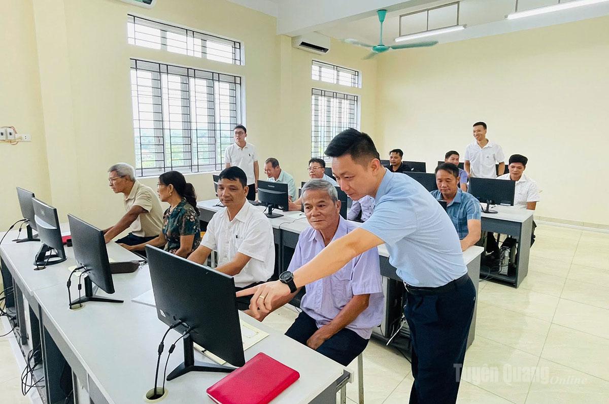 Phó Bí thư Thường trực Đảng ủy xã Hồng Sơn Hoàng Vĩnh Hà trực tiếp đứng lớp hướng dẫn các đồng chí Bí thư chi bộ, Trưởng thôn cách sử dụng máy tính, ứng dụng vào công việc thôn bản.