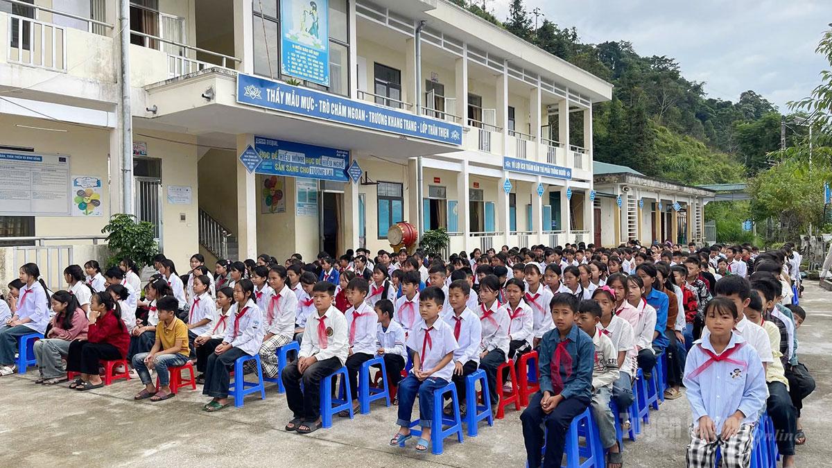 Học sinh Trường PTDT Bán trú THCS Chiến Phố, xã Bản Máy tựu trường đông đủ.