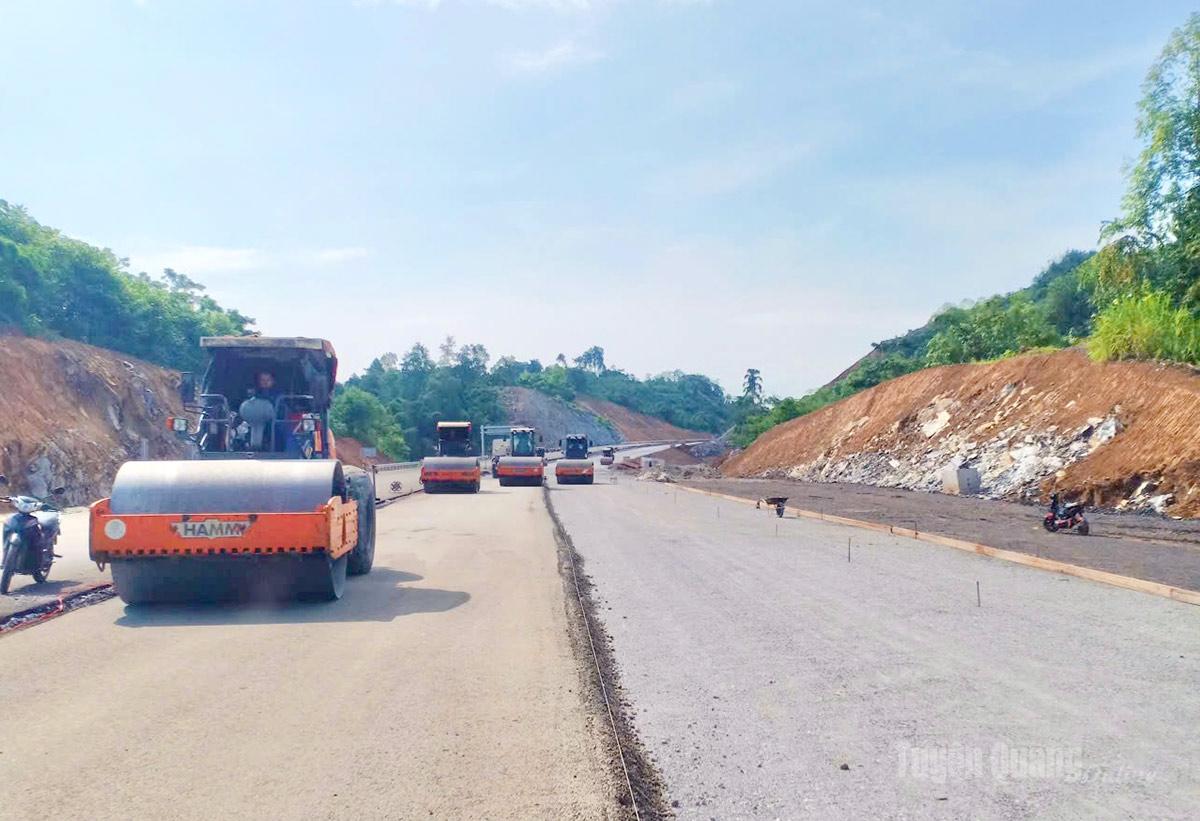 Nhà thầu thi công gói thầu 08-XL
quy mô 4 làn xe đang tích cực thi công.