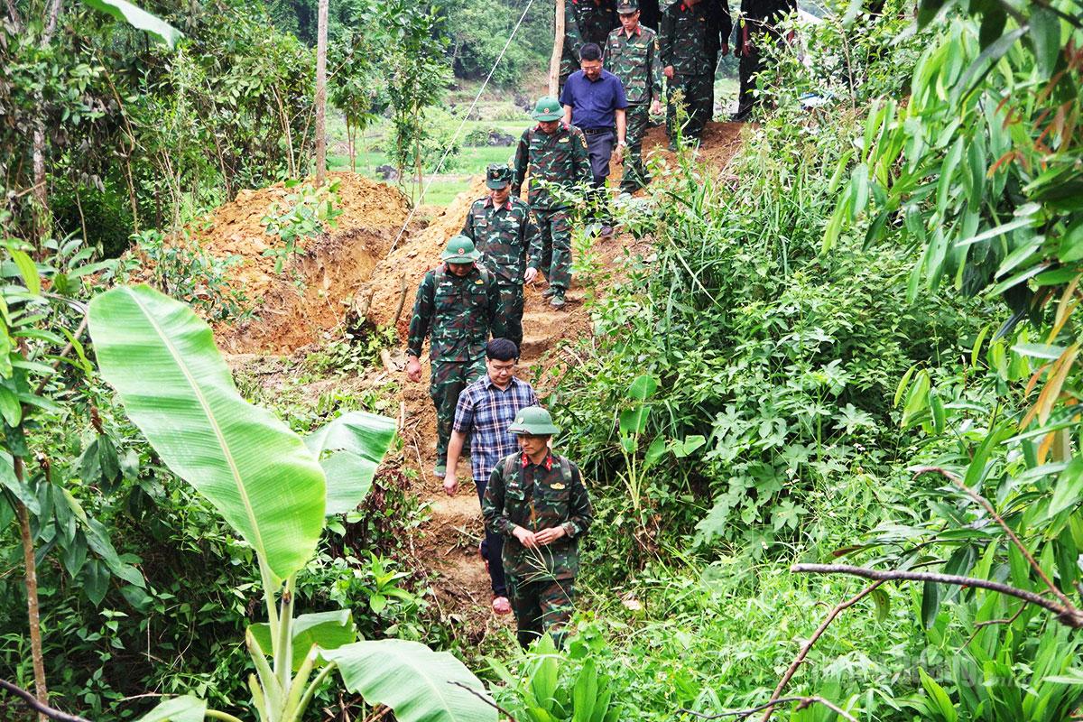 Đội tìm kiếm, quy tập hài cốt liệt sĩ và lãnh đạo xã Minh Tân tham gia tìm kiếm hài cốt liệt sĩ tại thôn Hoàng Lỳ Pả.