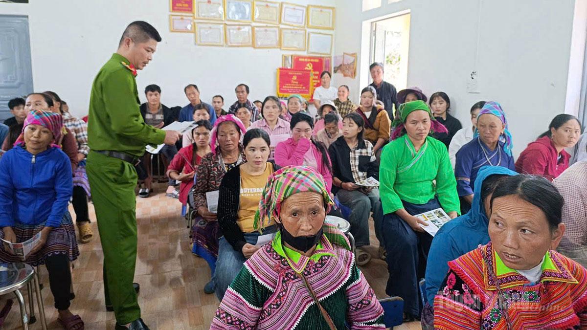 Cán bộ Phòng Cảnh sát điều tra tội phạm về ma túy Công an tỉnh và Công an xã Xín Mần tuyên truyền về Luật phòng, chống ma túy trên địa bàn xã Xín Mần.