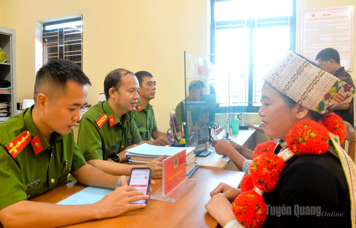 Công an xã Giáp Trung hướng dẫn người dân vùng đồng bào dân tộc thiểu số thực hiện các ứng dụng trên VNeID.
