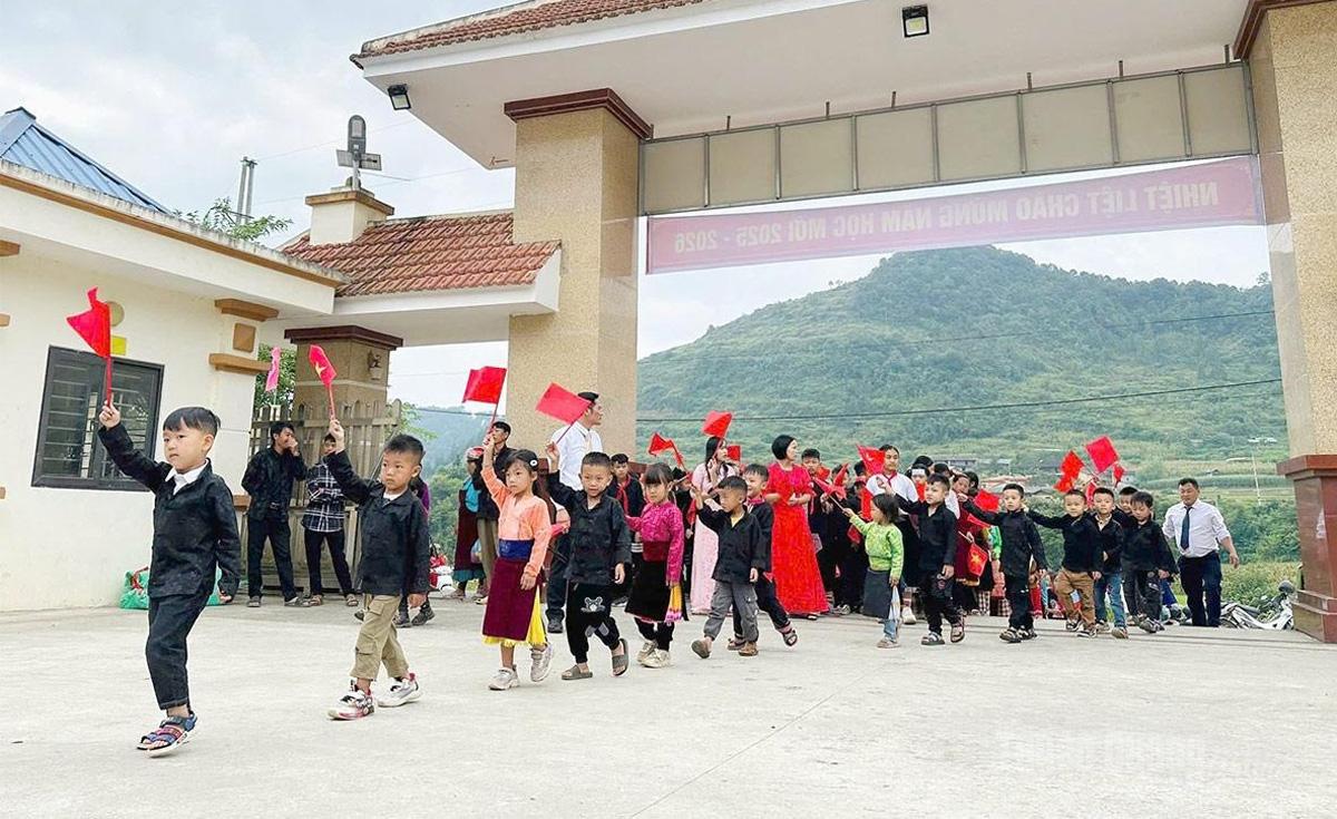 Niềm vui đến trường của học sinh miền núi Tuyên Quang.