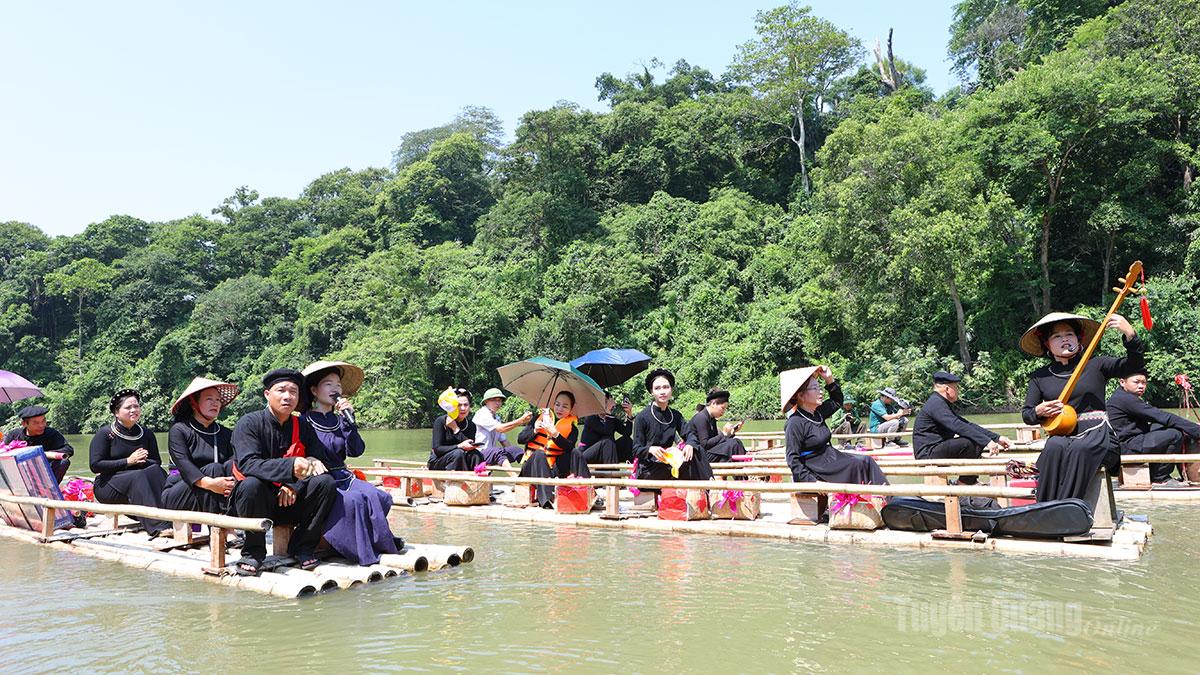 Tái hiện nghi lễ rước dâu trên hồ Nà Nưa trong đám cưới truyền thống của dân tộc Tày ở Tân Trào.