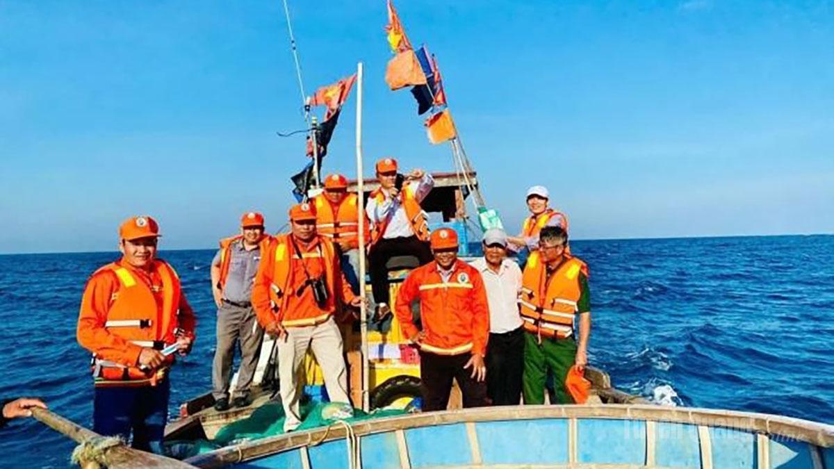 Các tổ cộng đồng phối hợp với lực lượng chức năng tiến hành tuần tra, bảo vệ nguồn lợi thủy sản.