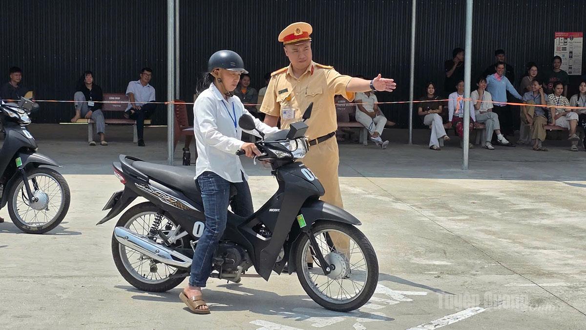 CSGT tỉnh Tuyên Quang hướng dẫn người dân sử dụng xe máy an toàn.