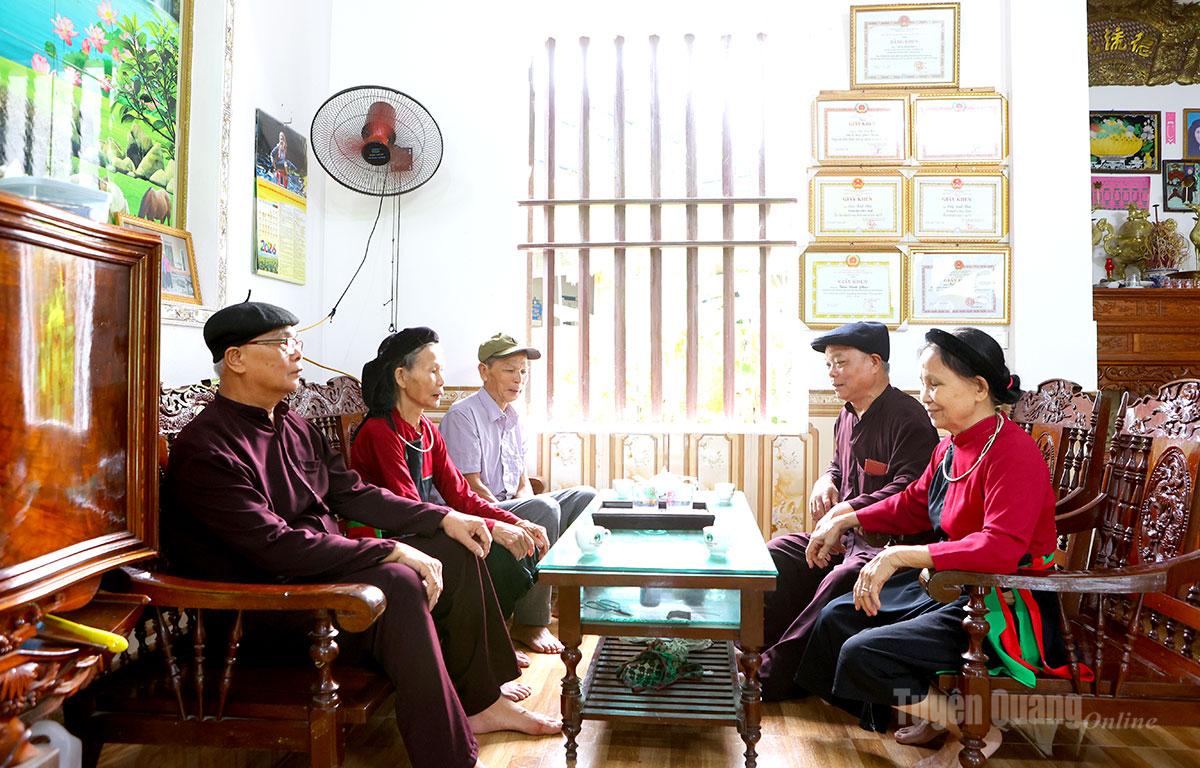Người có uy tín thôn Xóm Nứa, xã Trường Sinh tuyên truyền, vận động nhân dân chấp hành tốt chủ trương, chính sách của Đảng và Nhà nước.