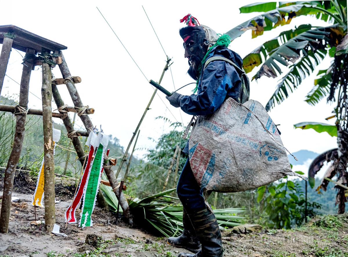 Người đeo mặt nạ Ka Đong xuất hiện diễn trò chạy tìm bắn con thú.
