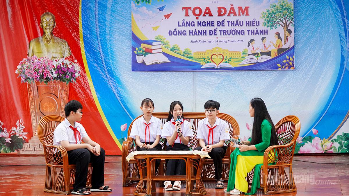 Giáo viên Trường THCS Ỷ La lắng nghe, trao đổi cùng các em học sinh, kịp thời nắm bắt những tâm tư, nguyện vọng trong năm học.