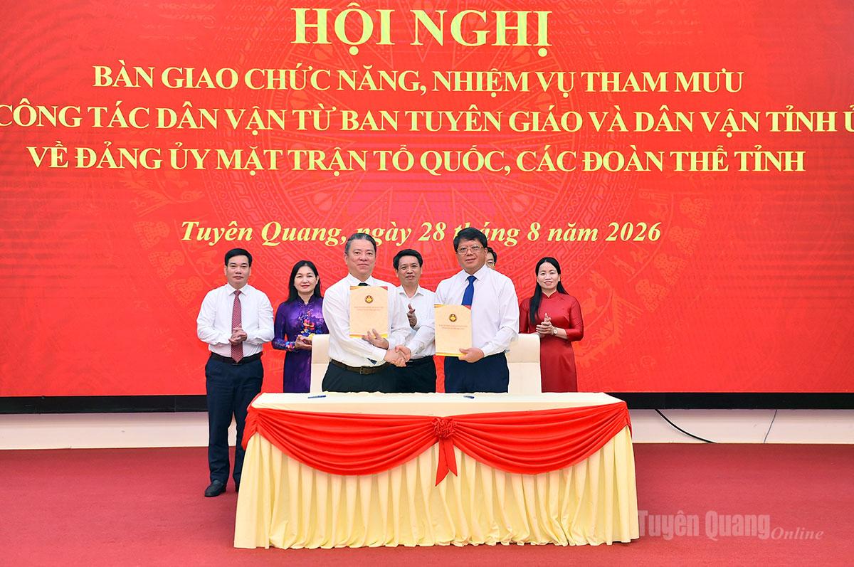 Lãnh đạo Ban Tuyên giáo Tỉnh ủy và Ủy ban MTTQ tỉnh bàn giao chức năng, nhiệm vụ tham mưu về công tác dân vận về Đảng ủy MTTQ Việt Nam tỉnh.