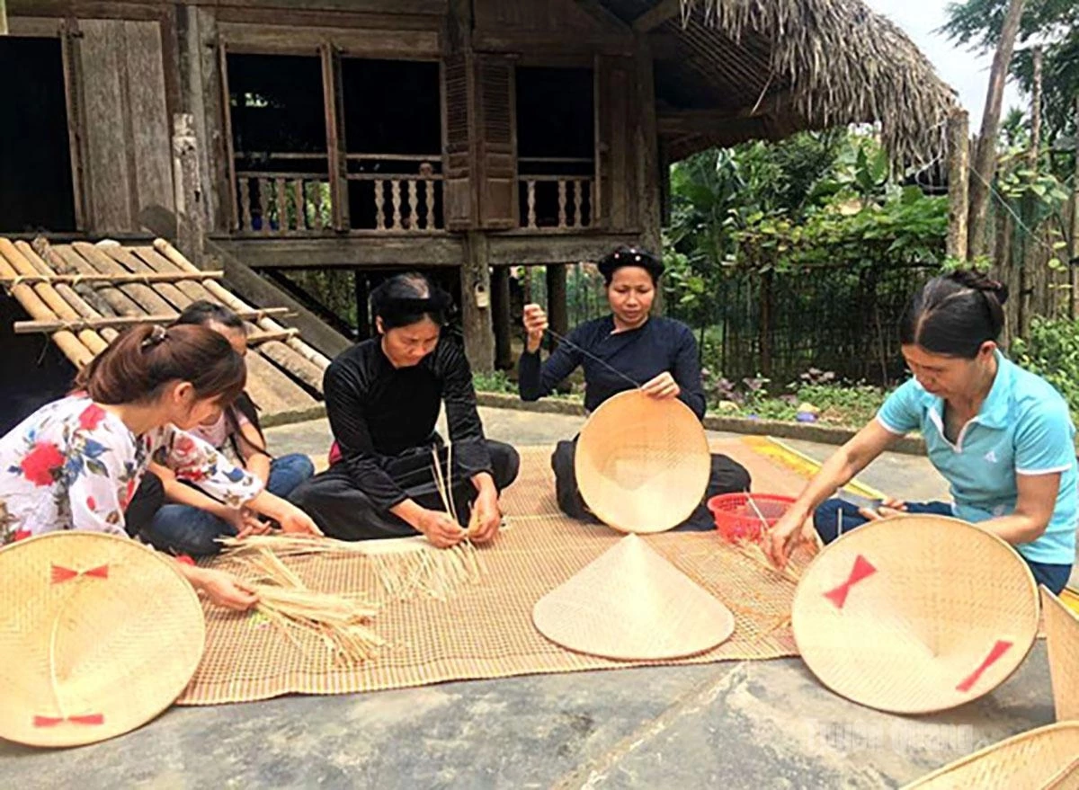 Weaving products in Na Khau Village mainly include conical hats and everyday household items.