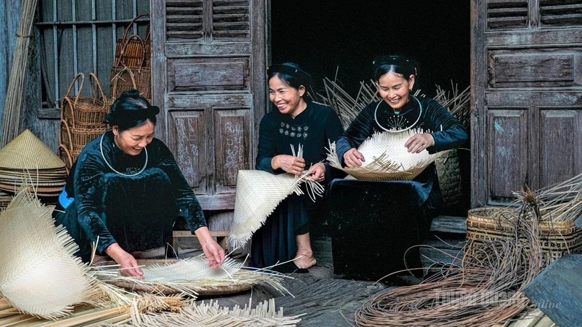 The weaving craft provides local women with an additional source of income during the agricultural off-season.