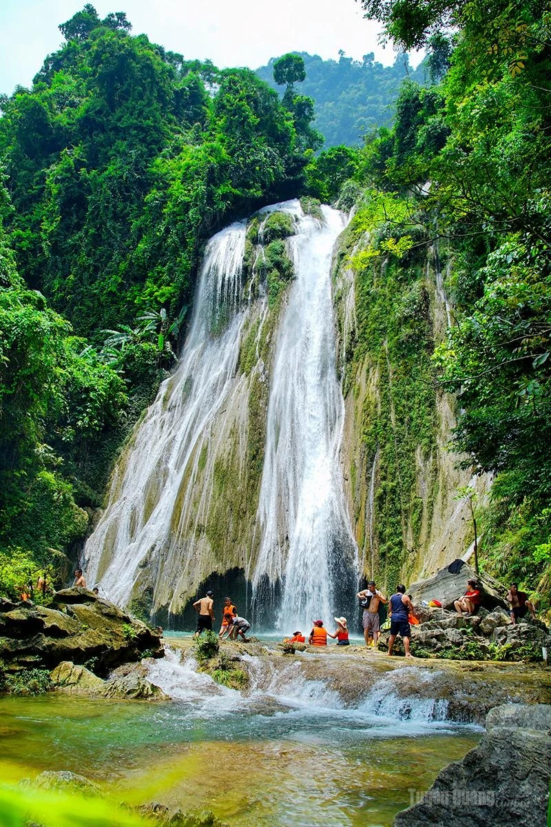 Visitors explore Khuoi Nhi Waterfall.
