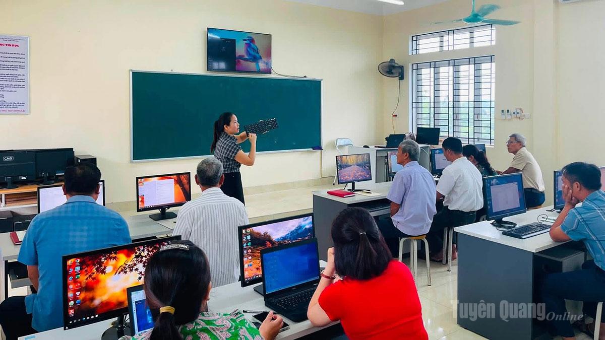 Bí thư chi bộ các thôn 
trên địa bàn 
xã Hồng Sơn 
tham gia lớp học nâng cao năng lực chuyển đổi số.