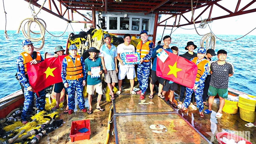 Cảnh sát biển Việt Nam tặng quà động viên ngư dân.