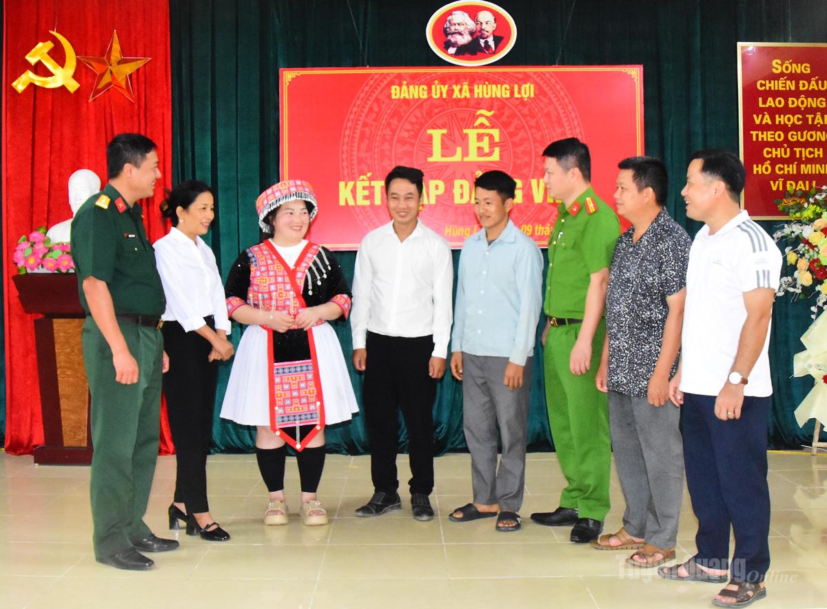 Cấp ủy, chính quyền, đoàn thể địa phương trò chuyện với các đảng viên mới về kỹ năng vận động Nhân dân thực hiện Nghị quyết của Đảng.