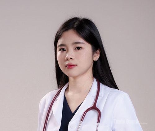 Tân Bác sĩ nội trú Huỳnh Tú Uyên.