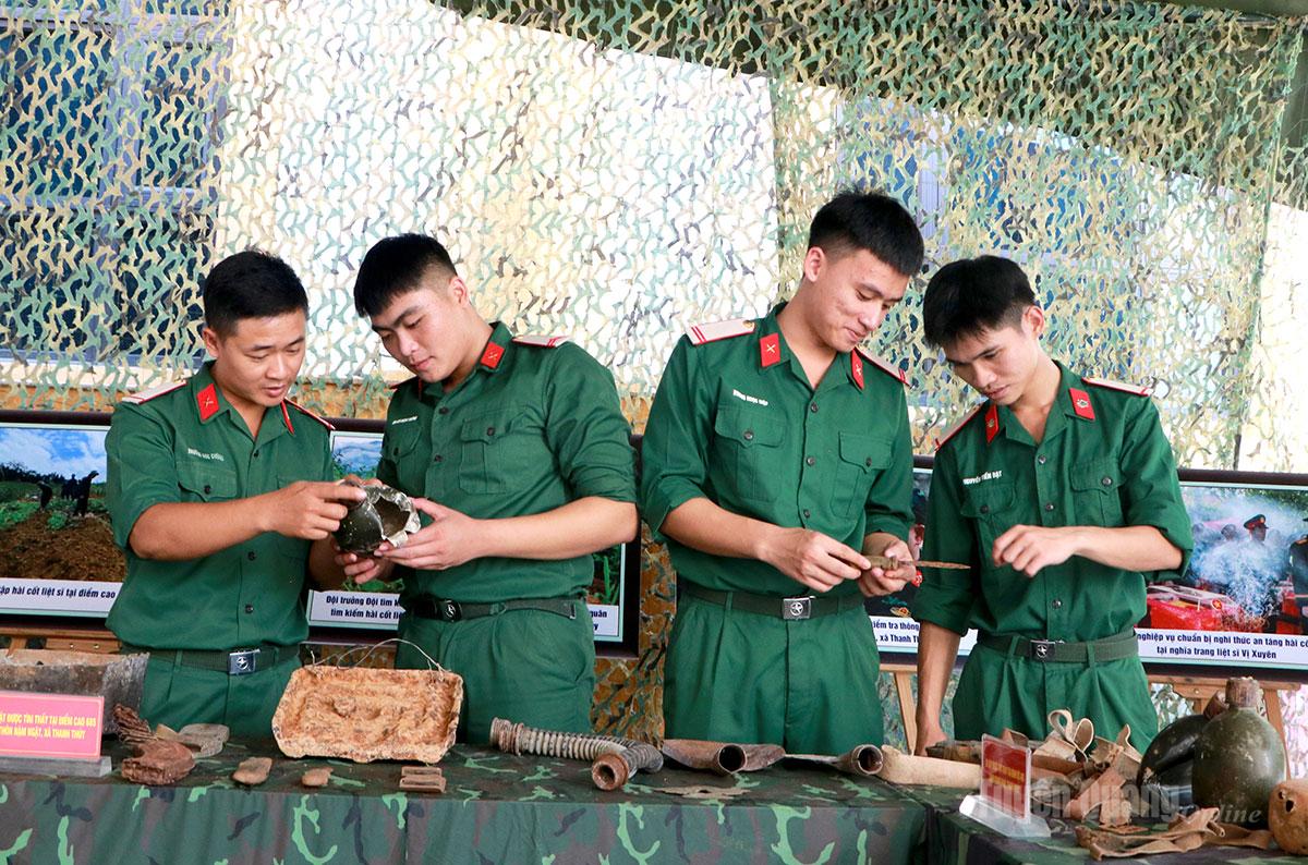 Chiến sĩ Trung đoàn 877, Bộ Chỉ huy Quân sự tỉnh tìm hiểu những hiện vật được phát hiện trong quá trình tìm kiếm, quy tập hài cốt liệt sĩ.