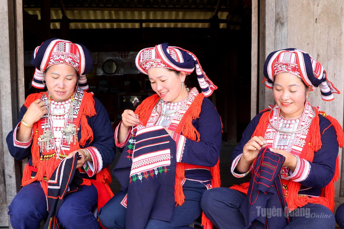 Phụ nữ dân tộc Dao ở Hồ Thầu gìn giữ nghề thêu thổ cẩm truyền thống.