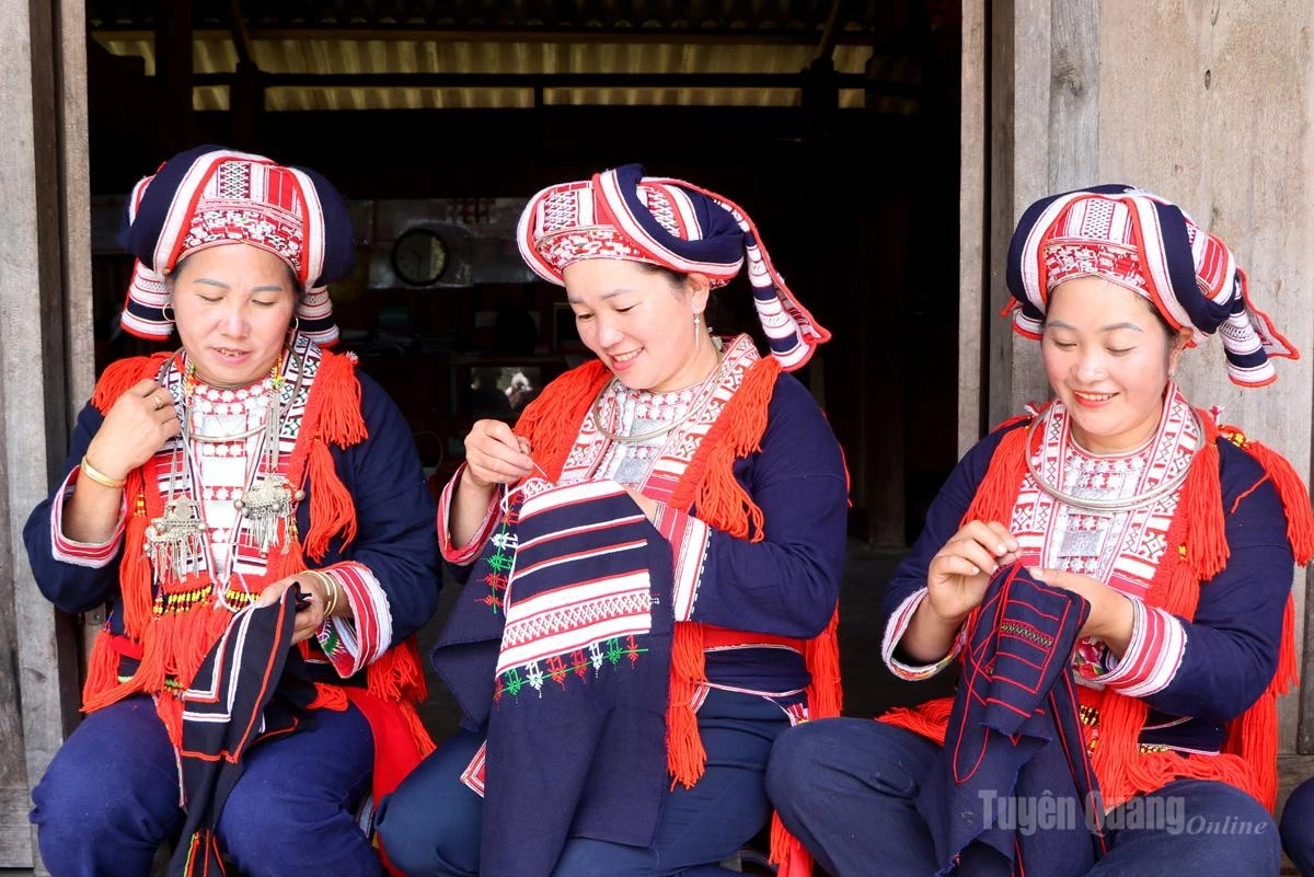 Dao women in Ho Thau preserve their traditional brocade embroidery.