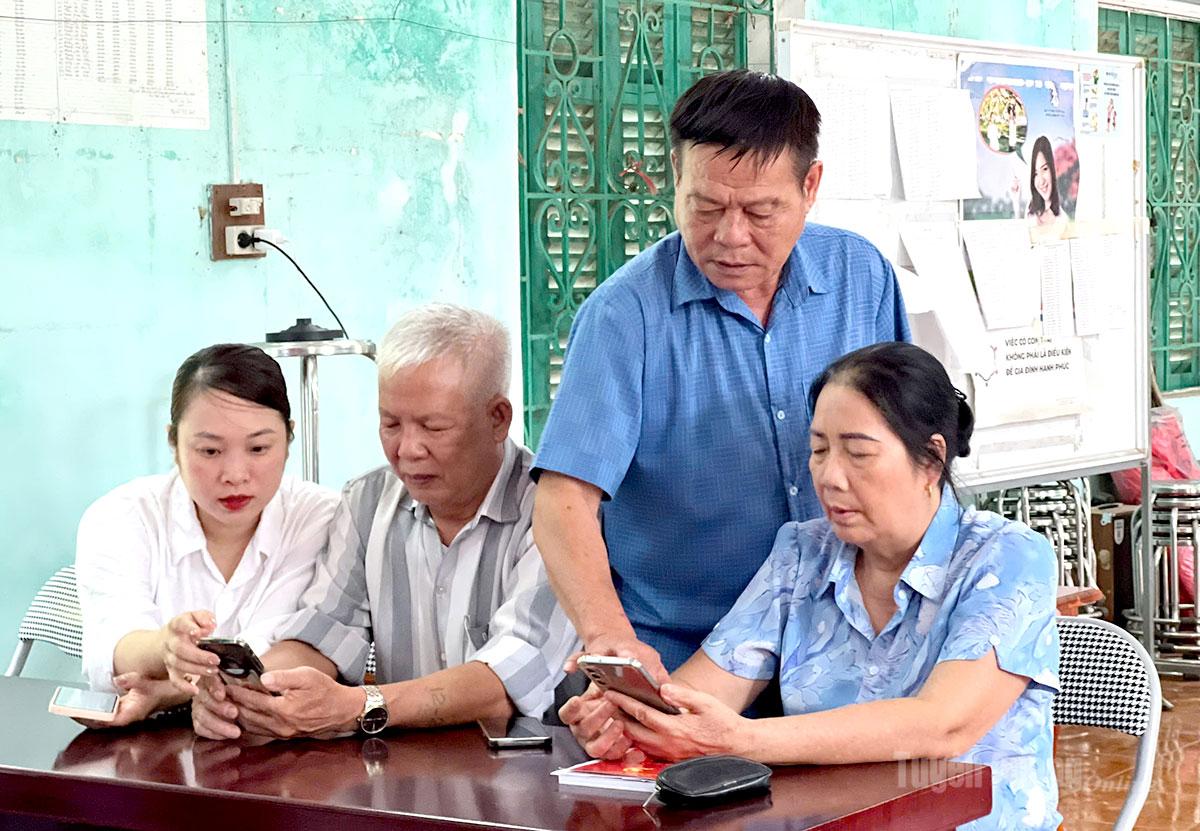 Đảng viên Chi bộ thôn 8, xã Tân Long sử dụng Sổ tay đảng viên điện tử nghiên cứu các nghị quyết, tài liệu.