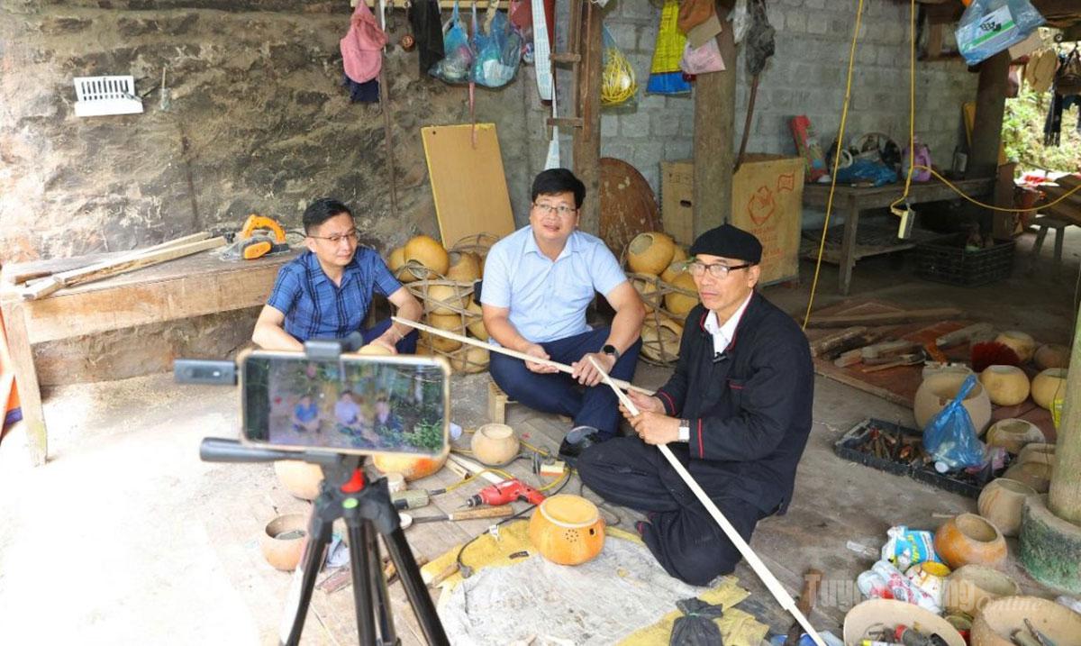 Bí thư Đảng ủy xã Bằng Lang Nguyễn Anh Đức (ở giữa) trực tiếp ghi hình công tác dân vận tại cơ sở để đăng tải trên trang mạng xã hội của xã.