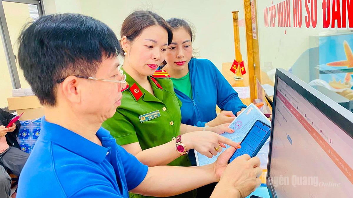 Công an phường Hà Giang 2 hướng dẫn, hỗ trợ người dân sử dụng Cổng Dịch vụ công để thực hiện các thủ tục hành chính.