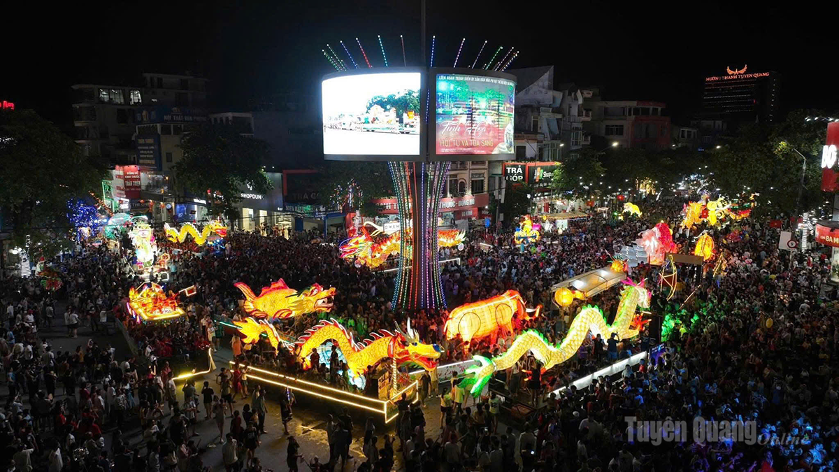 Những mô hình đèn Trung thu độc đáo thu hút đông đảo du khách đến với Lễ hội Thành Tuyên.