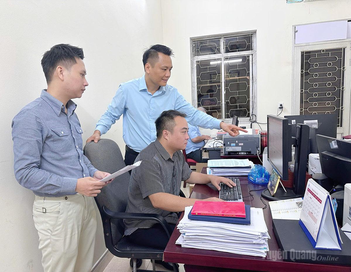 Cán bộ Văn phòng Ủy ban Mặt trận Tổ quốc Việt Nam tỉnh xử lý văn bản trên hệ thống thông tin, điều hành tác nghiệp Mặt trận Tổ quốc Việt Nam.