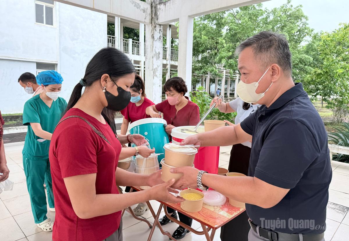 Thành viên nhóm “Cháo yêu thương” phát cháo miễn phí tại Bệnh viện Lao và Phổi.