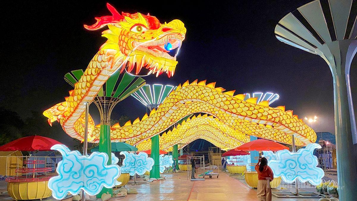  Mô hình “Rồng Thăng Long”được nghệ nhân  Bùi Văn Toán thực hiện trưng bày tại không gian Hoàng thành Thăng Long, Hà Nội trong một triển lãm mang tính quốc tế năm 2025.