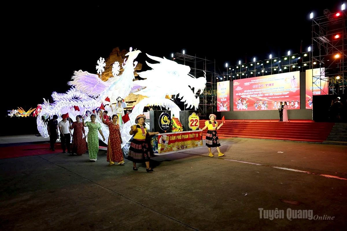 The “Ice Dragon and Phoenix” model created by Phan Thiet 19 Group in Minh Xuan Ward attracts large numbers of visitors.