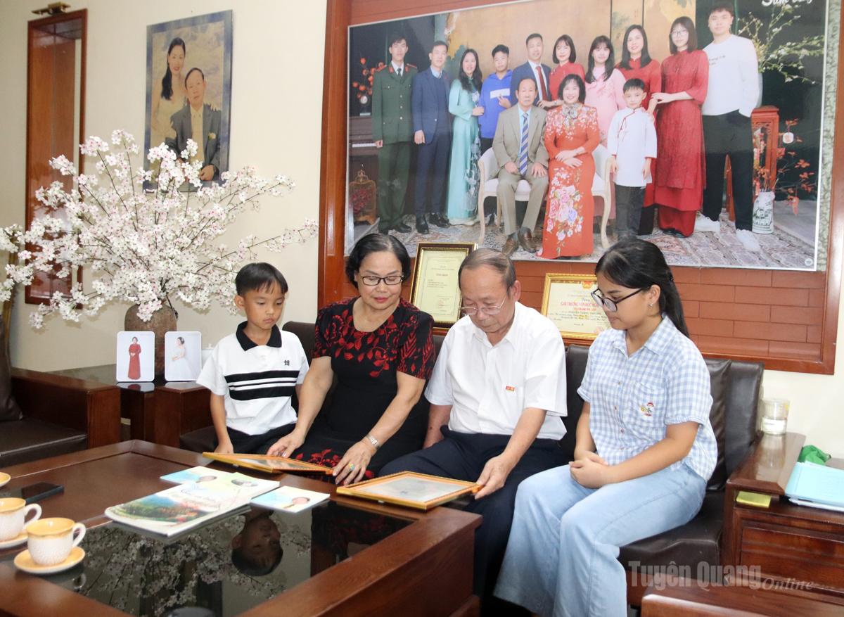 Nhạc sĩ Nguyễn Trùng Thương cùng gia đình bên những phần thưởng ghi dấu chặng đường cống hiến cho văn hóa, nghệ thuật.