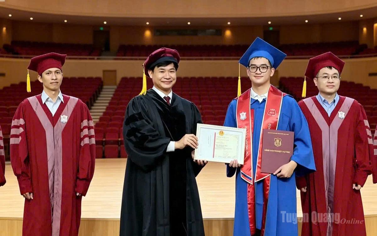 Bác sỹ Đặng Huy Hiếu nhận Bằng Tốt nghiệp Đại học Y khoa - Đại học Y Hà Nội.