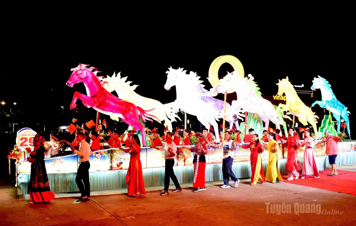 Vẻ đẹp Lễ hội
Thành Tuyên để lại ấn tượng trong lòng du khách.