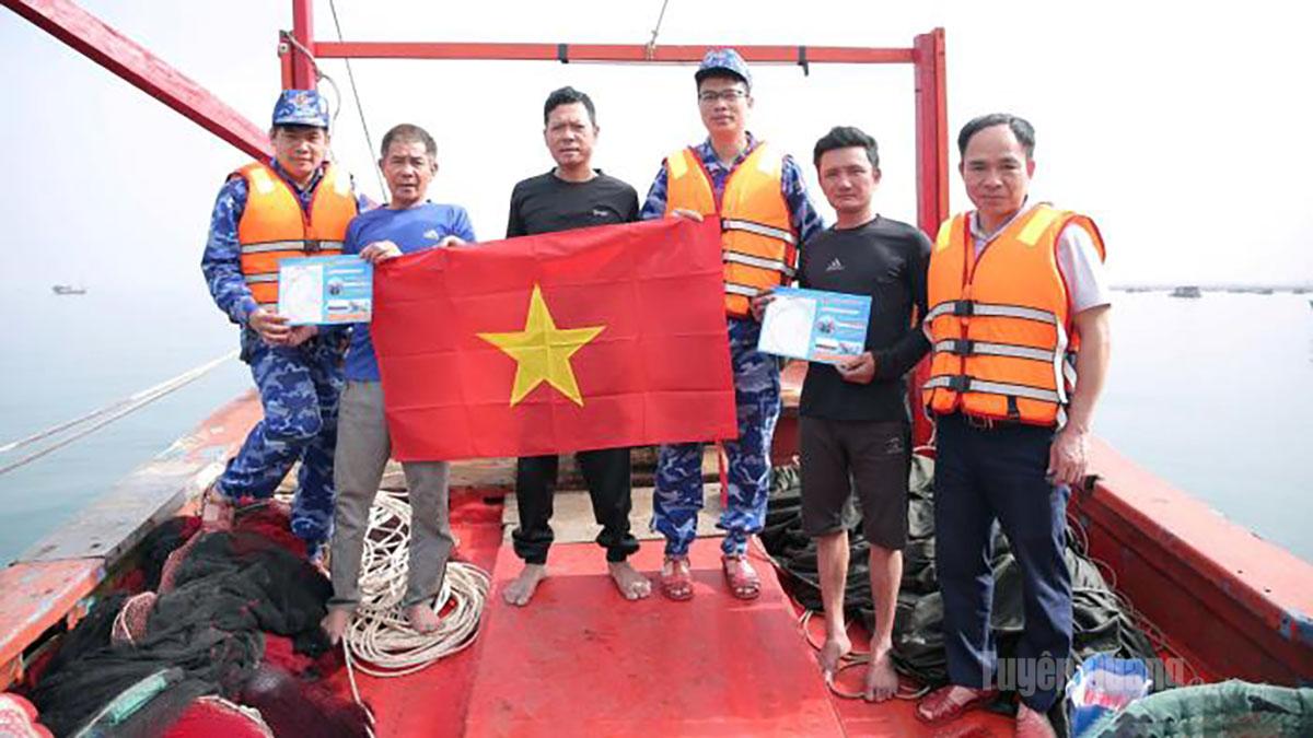Lực lượng Vùng Cảnh sát biển 1 trao cờ Tổ quốc tặng ngư dân.