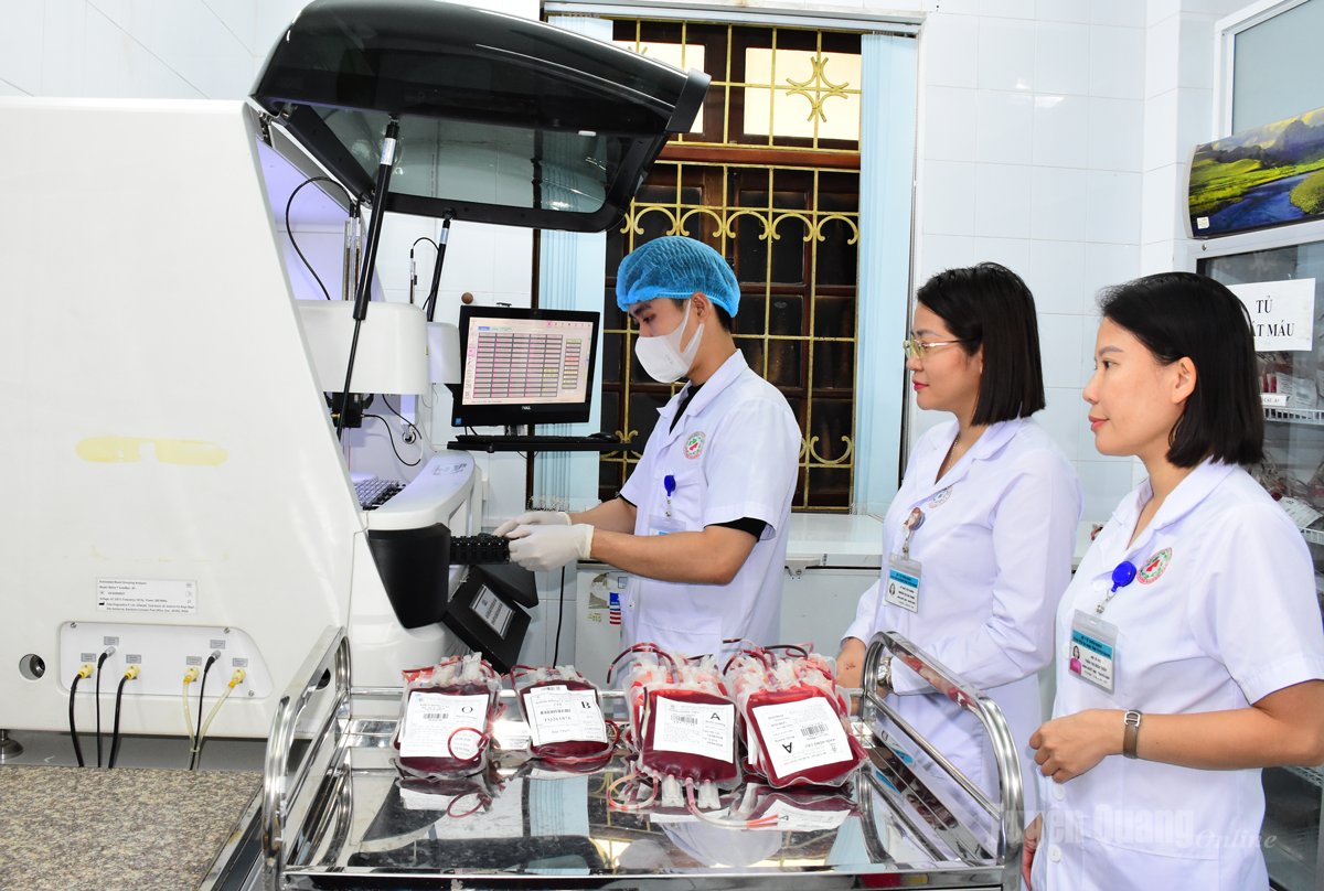 Lãnh đạo Khoa Huyết học - Truyền máu, Bệnh viện Đa khoa tỉnh kiểm tra quy trình vận hành hệ thống máy định nhóm máu Gelcar tự động.