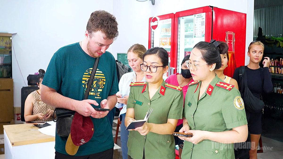 Cán bộ Phòng Quản lý Xuất nhập cảnh, Công an tỉnh hướng dẫn người nước ngoài khai báo thông tin trên dữ liệu phần mềm.