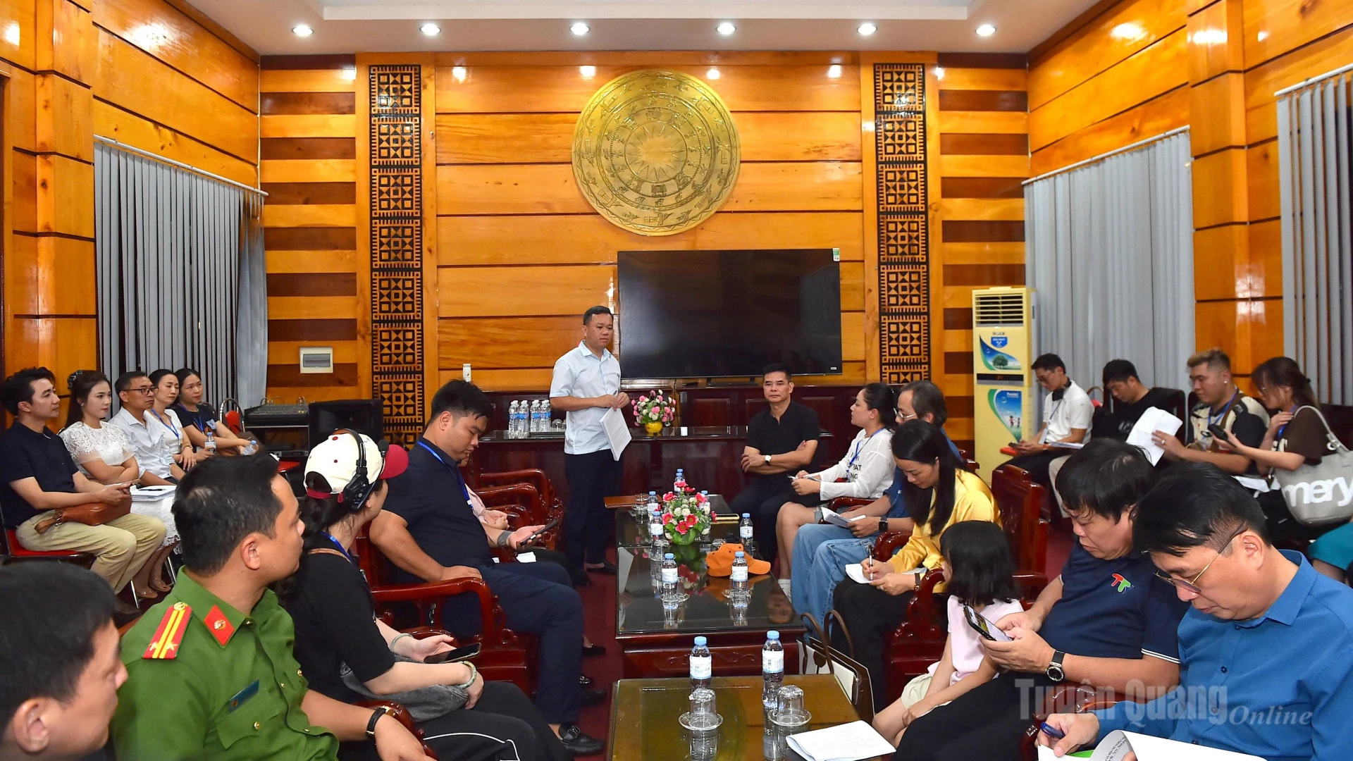 Đồng chí Phó Chủ tịch UBND tỉnh Đỗ Hùng Đức chủ trì họp cho ý kiến vào nội dung chương trình.