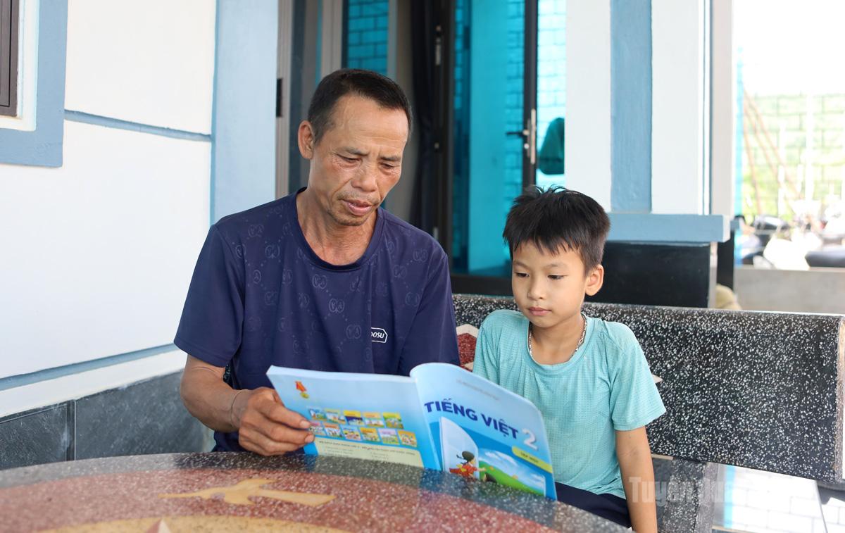 Gia đình ông Vương Văn Phương, thôn Đồng Giản là hộ dân đầu tiên về Khu tái định cư xã Nhữ Khê.