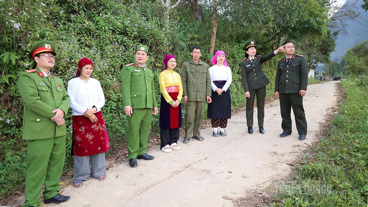 Công an xã Cán Tỷ
tuyên truyền, vận động người dân nâng cao ý thức bảo vệ đường biên,
giữ gìn an ninh, trật tự.
