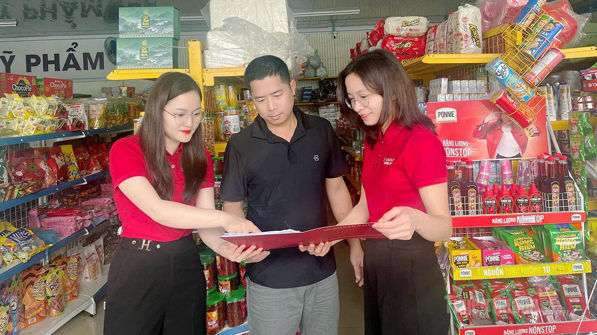 Nhân viên Agribank Tuyên Quang tư vấn gói chuyển đổi số tới các hộ kinh doanh.