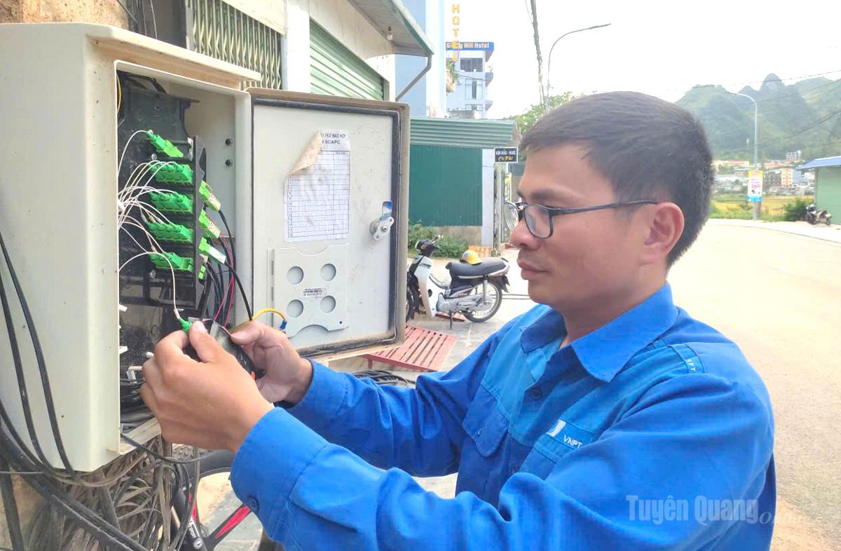 Kỹ thuật viên Nông Văn Vững, Trung tâm Viễn thông Đồng Văn kiểm tra hệ thống thiết bị tại điểm trạm.