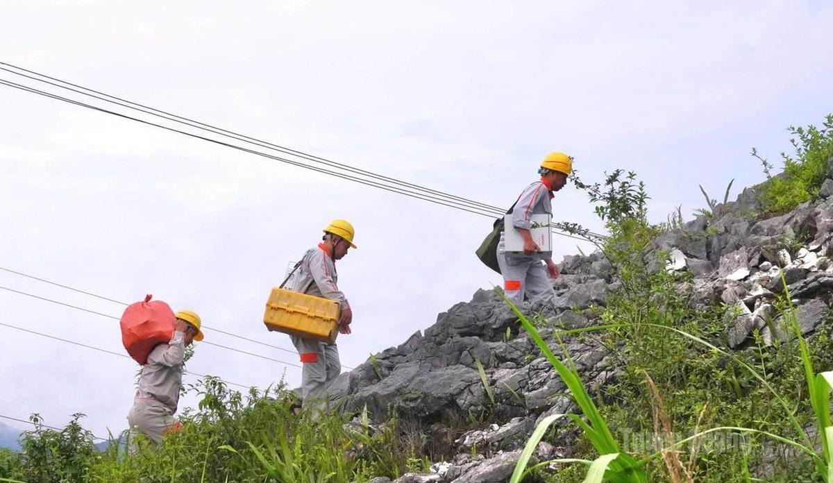 Cán bộ kỹ thuật Viettel cụm xã khu vực Mèo Vạc hoàn thiện hạ tầng trạm viễn thông tại thôn Thào Chứ Lủng.